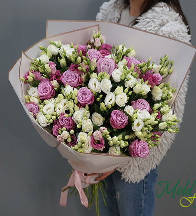 Bouquet of eustoma and violet roses photo 394x433